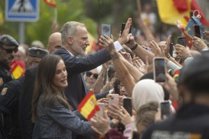 Los Reyes Felipe y Letizia se dan un histórico baño de masas en su primera visita a Ceuta.