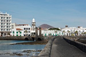 El paisaje costero de Arrecife, en Lanzarote, refleja la estrecha relación de la isla con el océano.