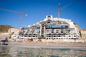 En medio, todo omnipresente, el inmenso mamotreto del horripilante hotel todavía sin demoler.