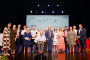 Foto de familia en la nueva y emotiva edición de la ‘Tarde del mayor’