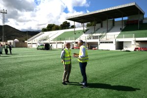Visita del alcalde de Olula del Río y del presidente de la Diputación de Almería a las instalaciones del campo de fútbol.