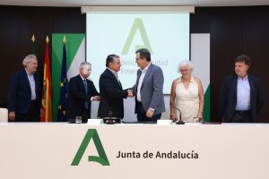 El vicepresidente primero de la Junta y consejero de Presidencia, Sanidad y Emergencias, Antonio Sanz, tras firmar un acuerdo con el presidente del Sindicato Médico Andaluz (SMA), Rafael Ojeda, el pasado 29 de julio en Sevilla .