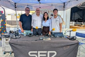 El alcalde, Domingo Fernández y la edil responsable de Festejos, Juani Egea (centro) junto a Guillermo Mirón (izquierda) y Olivier Martínez, de Cadena SER Levante y La Voz.