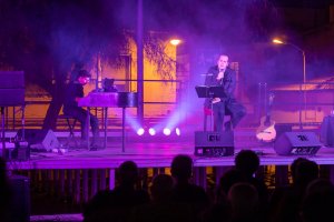 'Siempre Serrat' en uno de sus espectáculos