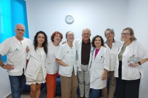 Pedro Navarro, en el centro, junto a compañeros de trabajo del centro de Salud de La Cañada, entre ellos la médica Gema Esteban.