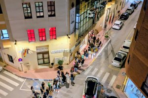Cola a falta de media hora para la proyección de La Bola Negra.
