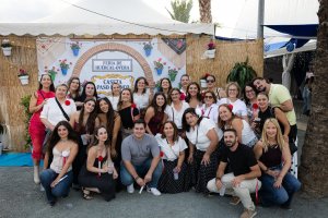 Los 'photocall' han llamado la atención de numerosos grupos de vecinos para inmortalizar su paso por la feria.