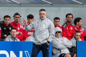 El entrenador del Almería dando instrucciones desde la banda de Zubieta.
