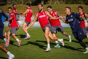 Los jugadores del Almería se divierten jugando y entrenando.