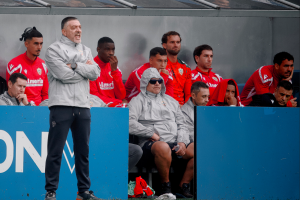Álex Sola con la mano en la mejilla relegado al banquillo.