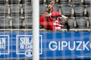 Cipenga vuela para celebrar su gol al filial de la Real Sociedad.