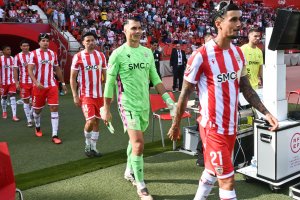 Los futbolistas de la UDA salieron del túnel tras el no ascenso ante el Málaga para volver a intentarlo.