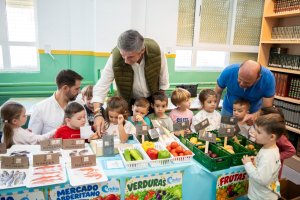 El alumnado de Adra compra producto local.