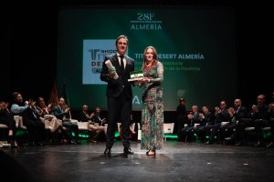 José García, de Škoda Titan Desert, recogió la Bandera de Andalucía a la Proyección de la Provincia