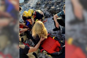 Imagen del rescate de una mujer que había caído por un acantilado próximo a la playa de Los Genoveses.