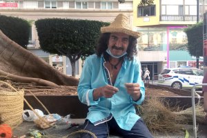 Alfonso Salmerón Antequera, espartero, con su sombrero, debajo del ficus centenario del Paseo.