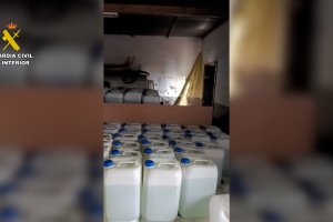 Gasolina almacenada en una cochera de Adra