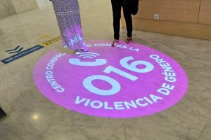 El descenso en las denuncias viene acompañado de más órdenes de protección.