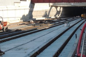 Las vías de ancho ibérico e internacional saliendo del túnel de Almería capital en dirección a la estación Intermodal.