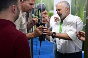 Expositor de Infoagro Exhibition, en la anterior edición de la muestra, en 2025, mostrando sus productos a profesionales del sector
