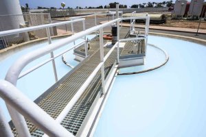 El Ayuntamiento renueva el convenio con Las Cuatro Vegas para garantizar el suministro temporal de agua desalada destinada al riego