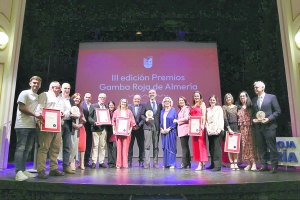 Foto de familia de todos los premiados junto a las autoridades y miembros de la Organización de Productores Pesqueros de Almería.