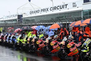 Los pilotos de MotoGP, encabezados por el ídolo local Jack Miller, se despidieron de Phillip Island con una vuelta de honor al circuito.