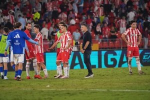 García Pimienta acude a saludar a la afición tras el empate con el Oviedo.
