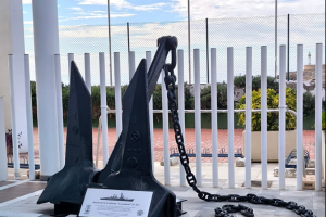 Ancla de la corbeta Cazadora, expuesta ahora en el Club de Mar de Almería.
