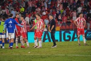 Los jugadores del Almería saludando a su afición con Pimienta a la cabeza.