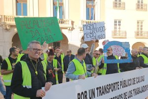 Concentración a las puertas del Ayuntamiento de Almería, en la Plaza Vieja, de los empleados de Surbus en huelga.