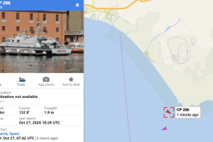 El buque de la Guardia Costera de Italia, localizado junto al faro de Cabo de Gata.