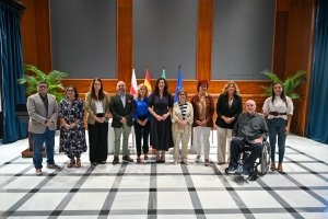 Foto de familia tras la firma de los nueve convenios del Ayuntamiento de Almería.