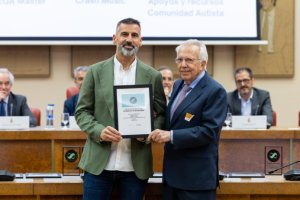 Recibiendo el galardón en el Congreso de los Diputados.