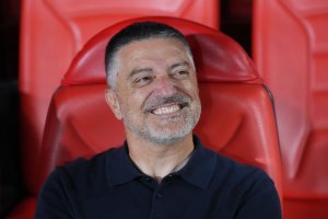 García Pimienta en el banquillo del Estadio de los Juegos Mediterráneos.