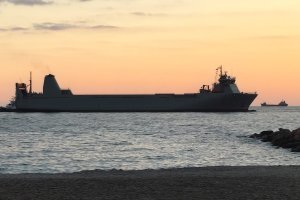 Instante en el que 'El Camino Español' encaraba su entrada hacia la bocana del Puerto de Almería este jueves.