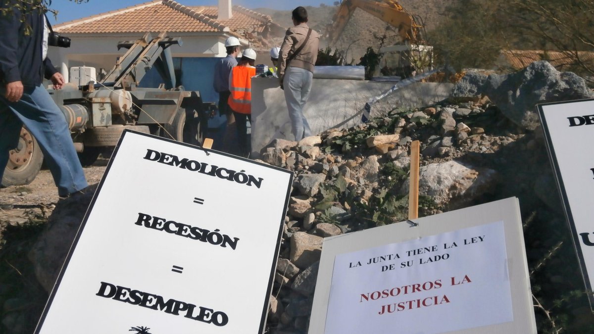 Protestas durante la demolición de una vivienda en Cantoria en el año 2014.