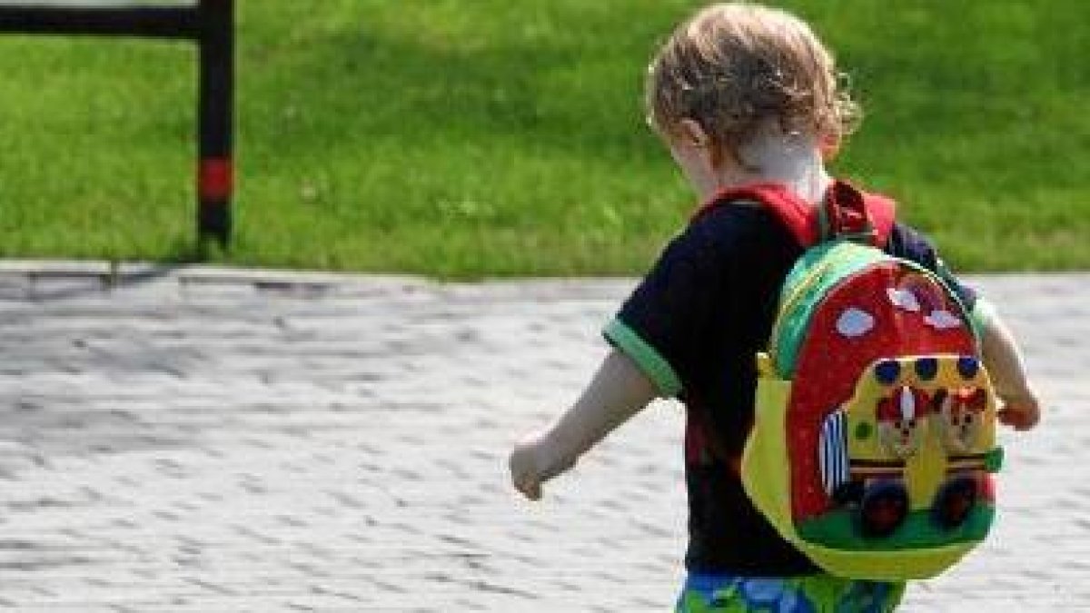 Un niño con la mochila a la espalda, en una imagen de archivo.