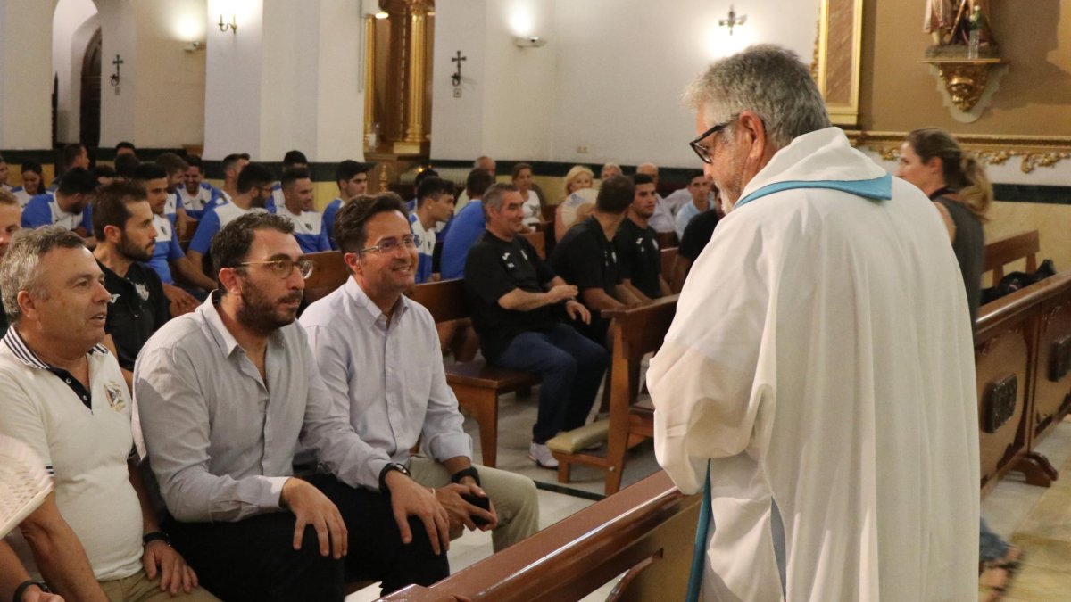El padre Ángel Becerra, en agosto de 2018 durante la tradicional ofrenda floral a San Isidro Labrador, la Divina Infantita y San Marcos.