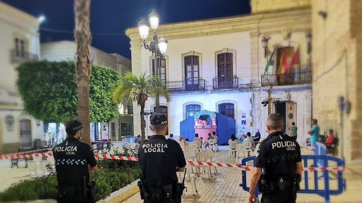 Efectivos de la Policía Local de Vera patrullando las calles del municipio.