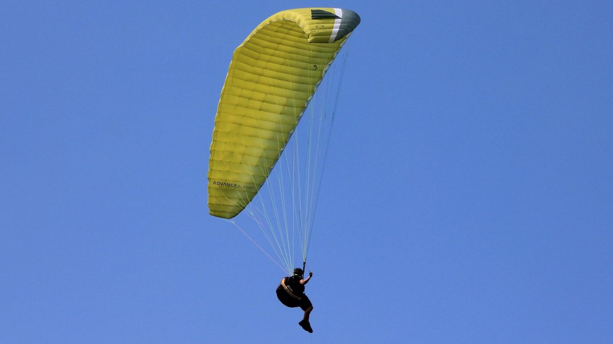 Una persona practica parapente, en imagen de recurso.
