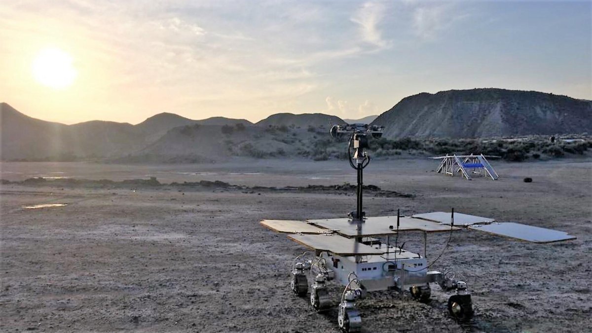 Charlie, el prototipo de róver de la misión ExoMars, disfruta de una puesta de sol en Tabernas en octubre de 2018. (Airbus /ESA)