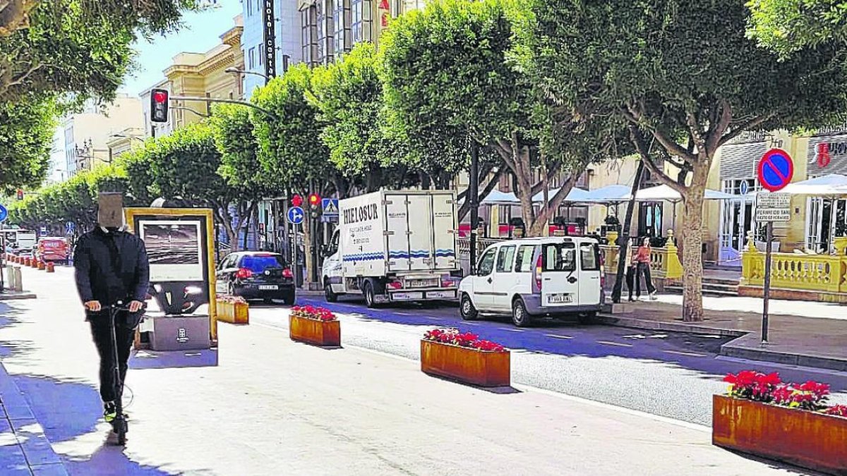Usuario de patinete eléctrico circulando por el carril saludable del Paseo de Almería
