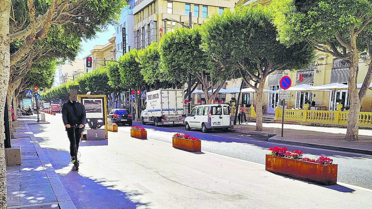 Usuario de patinete eléctrico circulando por el carril saludable del Paseo de Almería