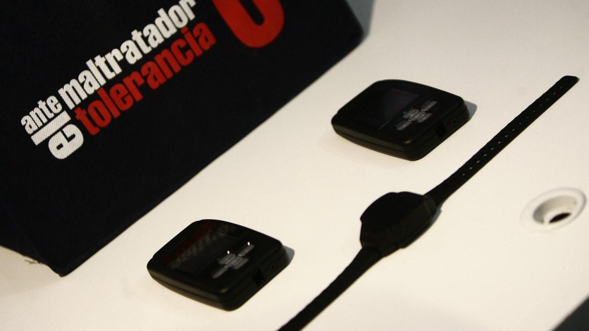 En la actualidad más de 200 hombres almerienses portan estas pulseras telemáticas.