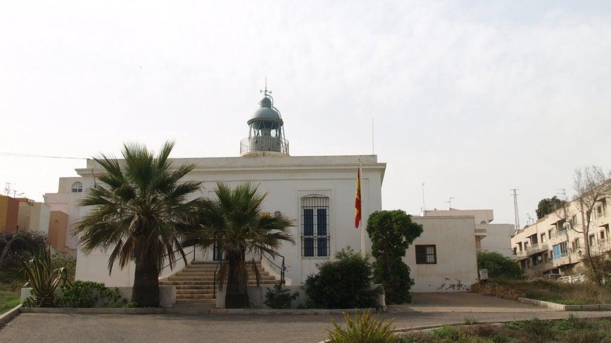 El faro de Garrucha y el solar anexo donde se encuadra desde 1881.