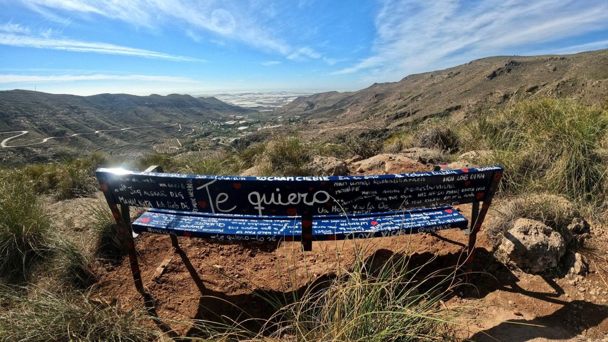 El banco de los te quiero en un mirador de Vícar.