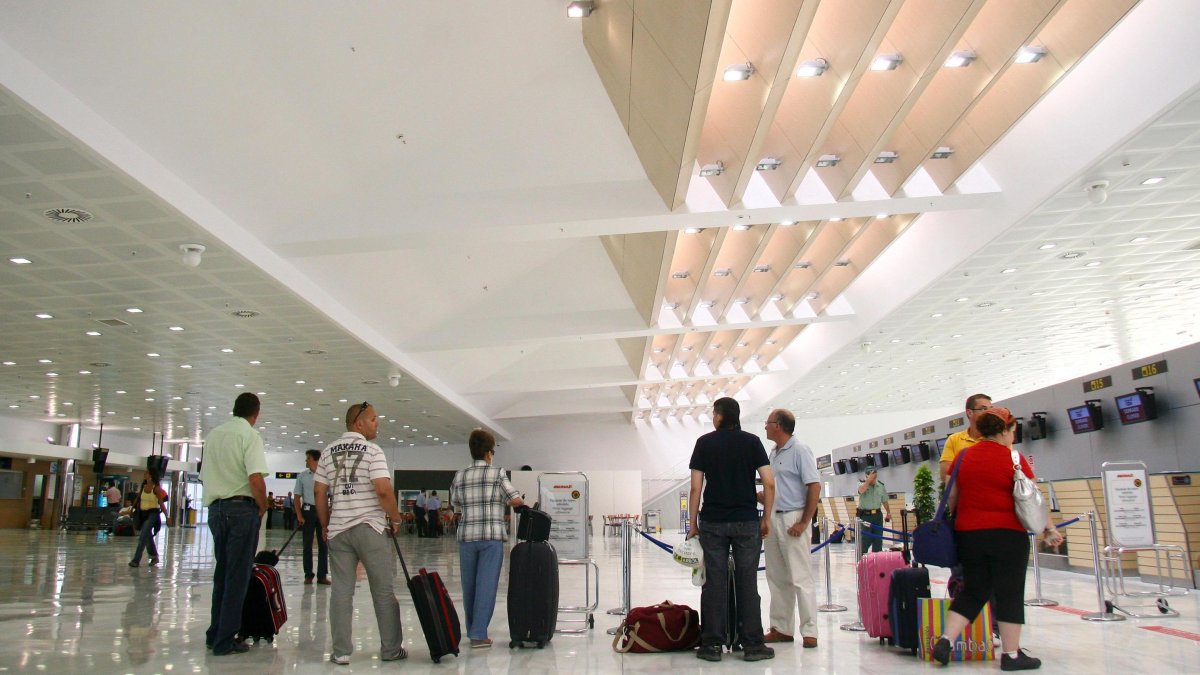 Pasajeros en el aeropuerto de Almería, en una imagen de archivo.