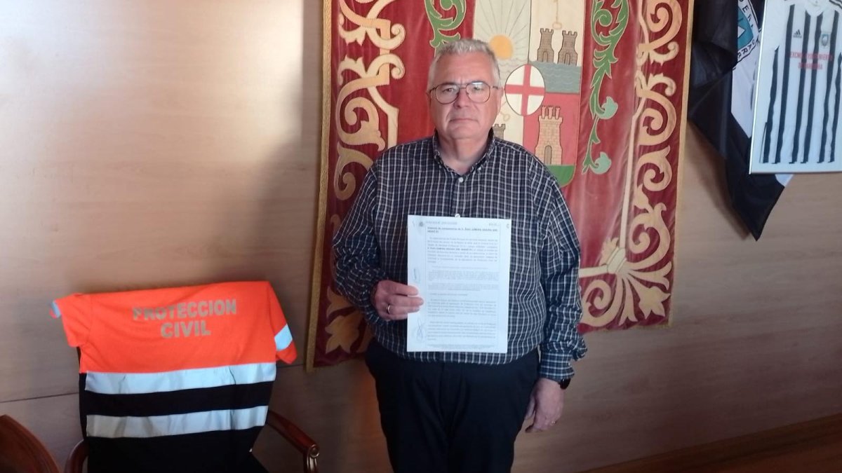 El alcalde de Garrucha, Pedro Zamora, con la denuncia.