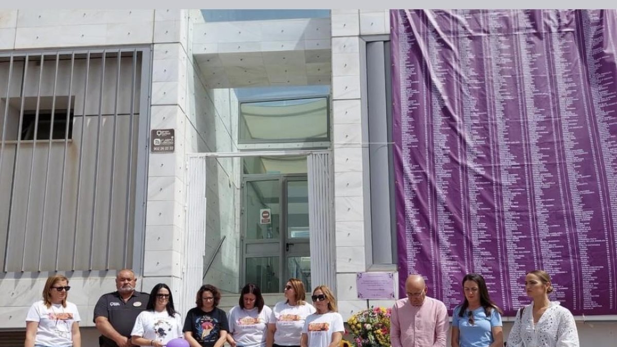 Concentración celebrada en memoria de Maite Corral en la oficia del SAE donde trabajaba, tras su presunto asesinato.